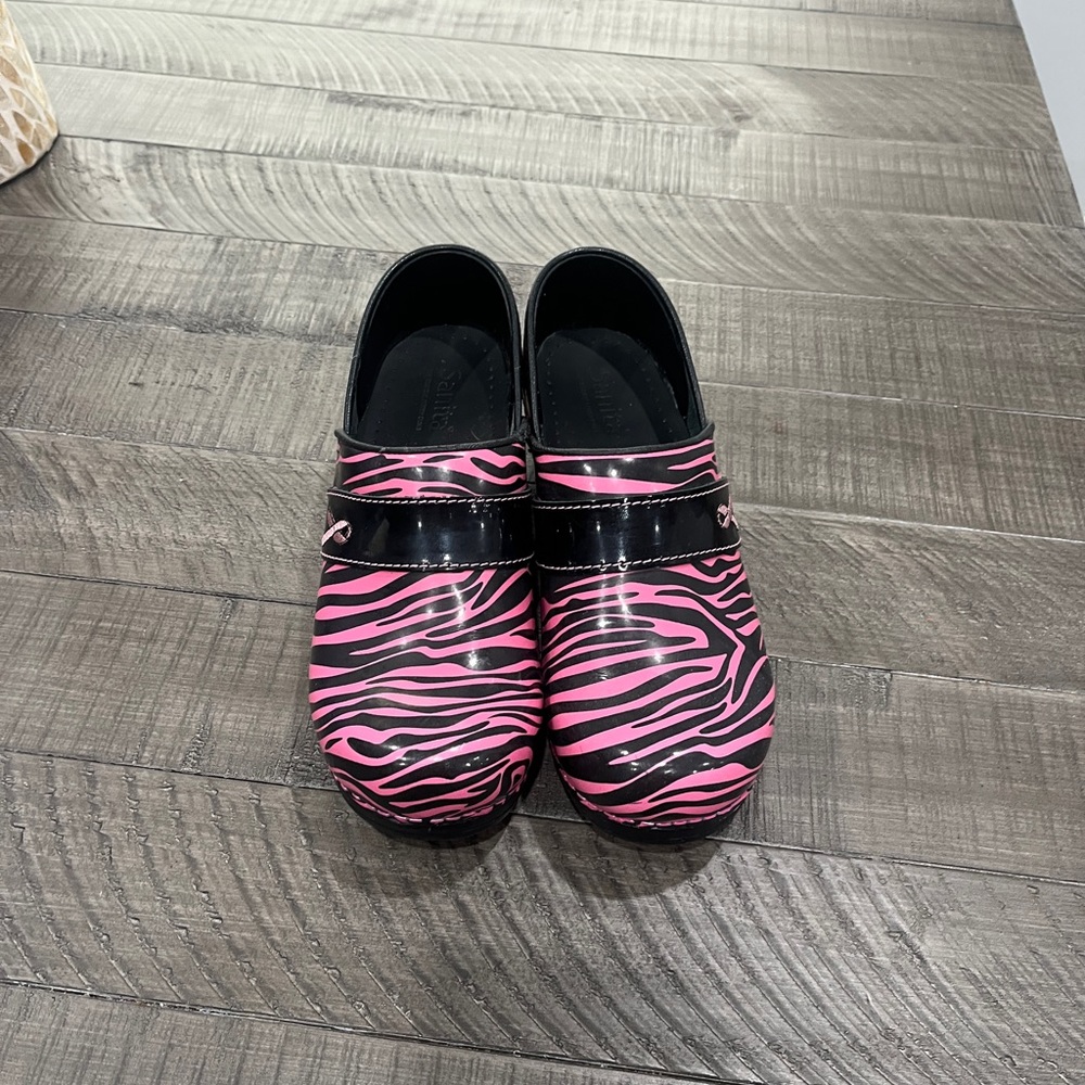 SANITA STRIPED PINK AND BLACK CANCER RIBBON NURSE SHOES CLOGS
